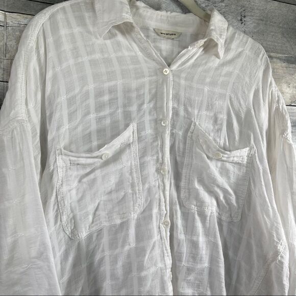 Max Studio Lightweight Short Sleeve Button-Down Shirt - Picture 2 of 11